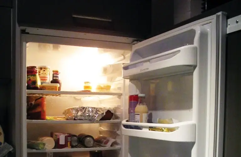 réfrigérateur congélateur éliminé la lumière de travail s'allume